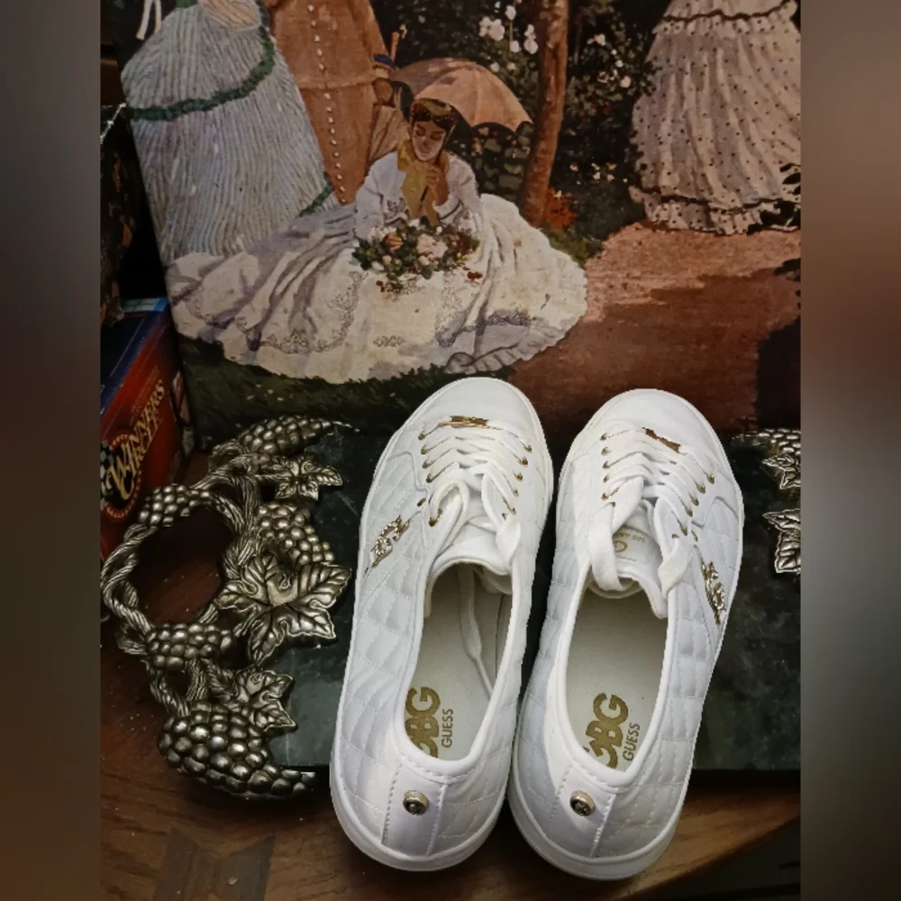 👟👟GBG Guess Women’s White Leather 🧦Quilted Pattern Shoes Size 8M.🧢🛍🎁 - Picture 7 of 14